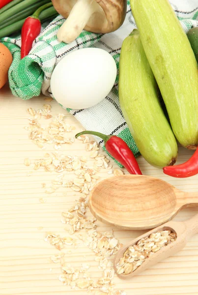 Concepto de cocina. Abarrotes en mesa de madera —  Fotos de Stock