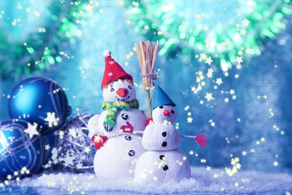 Hermosos muñecos de nieve y decoración de Navidad, sobre fondo brillante — Foto de Stock