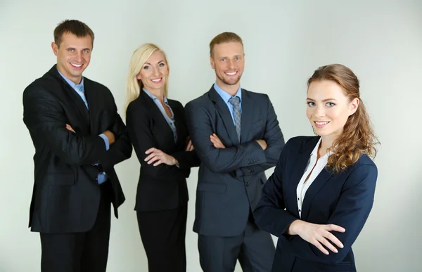 Grupo de pessoas de negócios em fundo cinza — Fotografia de Stock