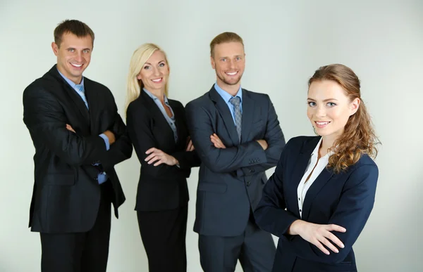 Groep van mensen uit het bedrijfsleven op grijze achtergrond — Stockfoto