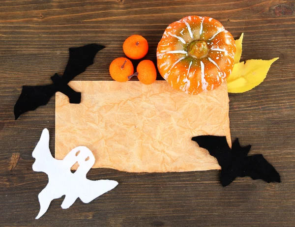 Old paper with Halloween decorations on grey wooden background — Stock Photo, Image