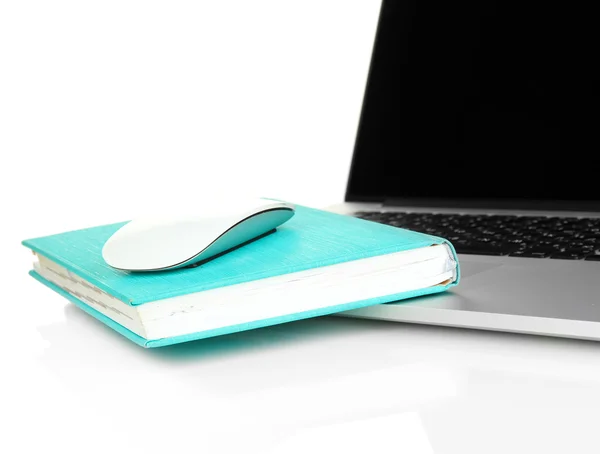 Computer mouse su libro e notebook isolato su bianco — Foto Stock
