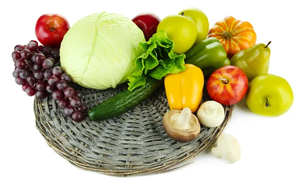 Különböző gyümölcsök és zöldségek elszigetelt fehér fonott állványon — Stock Fotó