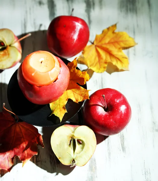 Composition avec pommes et bougie sur fond bois — Photo