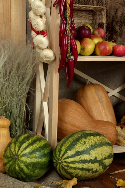 Owoce i warzywa na półkach z bliska — Zdjęcie stockowe