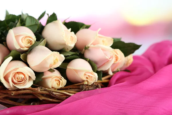 Piękny bukiet róż, na tkaninie, na jasnym tle — Zdjęcie stockowe