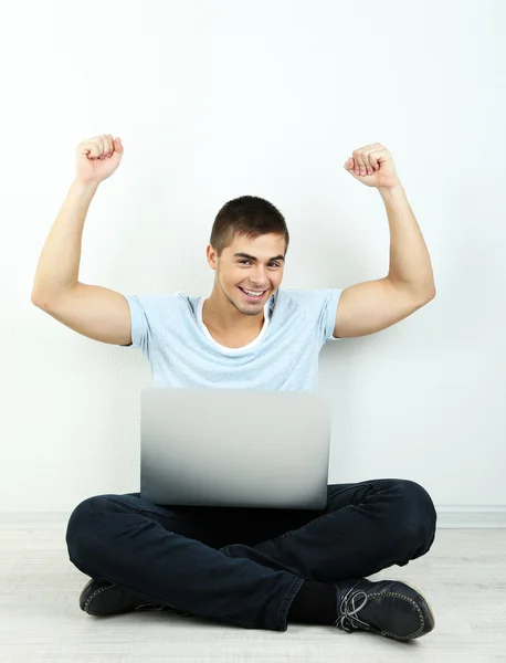 Tipo sentado en el suelo en la habitación — Foto de Stock