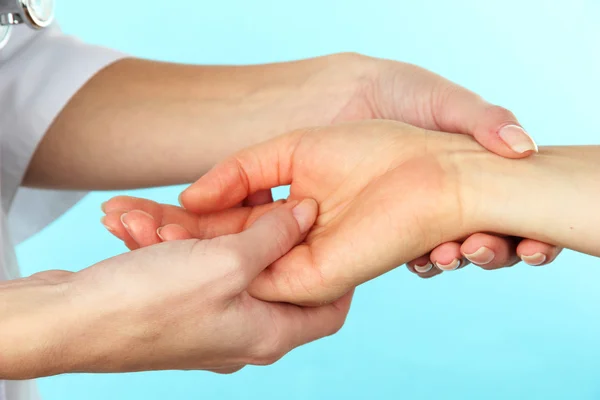 Measuring pulse on light blue background — Stock Photo, Image