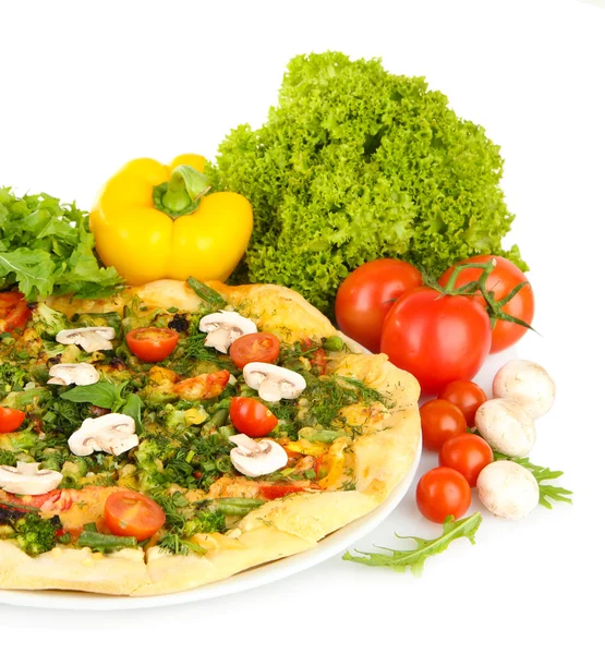 Savoureux végétarien pizza et légumes, isolé sur blanc — Photo