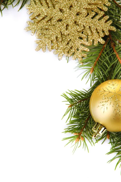 Schöner Weihnachtsschmuck auf Tanne isoliert auf Weiß — Stockfoto