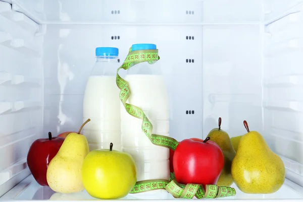 Foto concettuale di dieta: cibo sano in frigorifero — Foto Stock