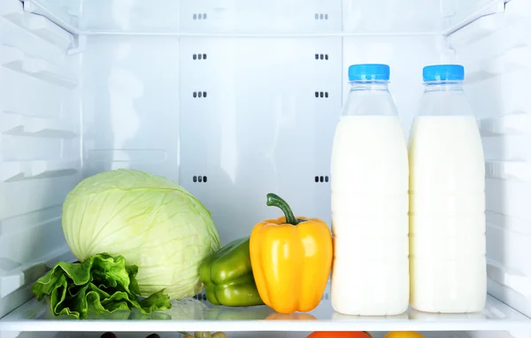Холодильник, полный еды — стоковое фото