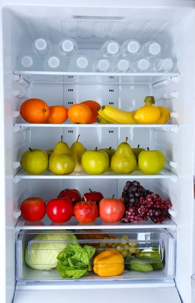 Frigorífico cheio de alimentos — Fotografia de Stock