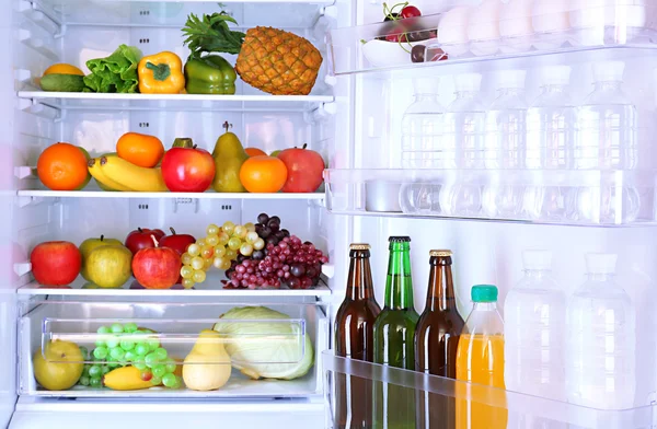 Frigorífico cheio de alimentos — Fotografia de Stock