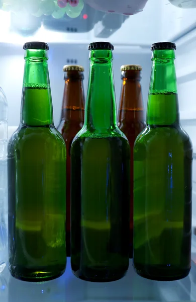 Butelki z napojami w lodówce — Zdjęcie stockowe