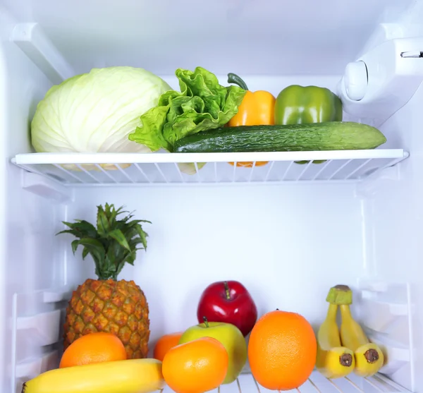 우유 병, 야채, 과일 열린 냉장고에. 체중 감량 다이어트 개념. — 스톡 사진