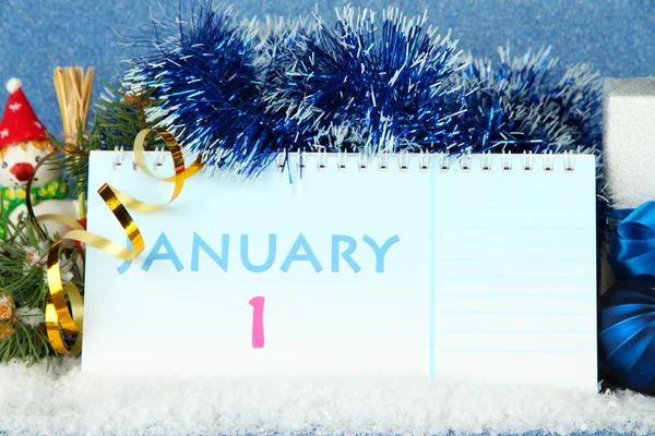 Kalender, nyår inredning och fir tree på blå bakgrund — Stockfoto