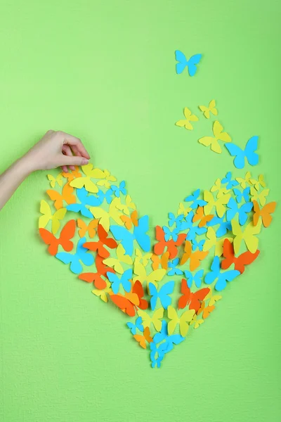 Paper butterflies on green wall background — Stock Photo, Image