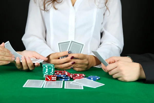 Persone che giocano a carte a tavola — Foto Stock