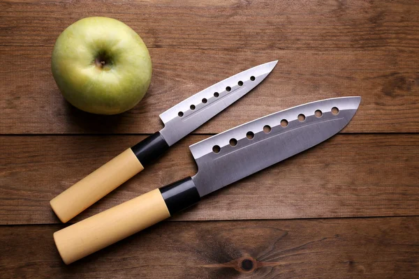 Noże kuchenne na drewnianym tle — Zdjęcie stockowe
