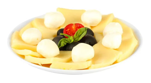 Gesneden mozzarella kaas met groenten in de plaat geïsoleerd op wit — Stockfoto