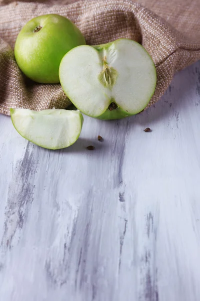 Jablka a žíně na na dřevěné pozadí — Stock fotografie