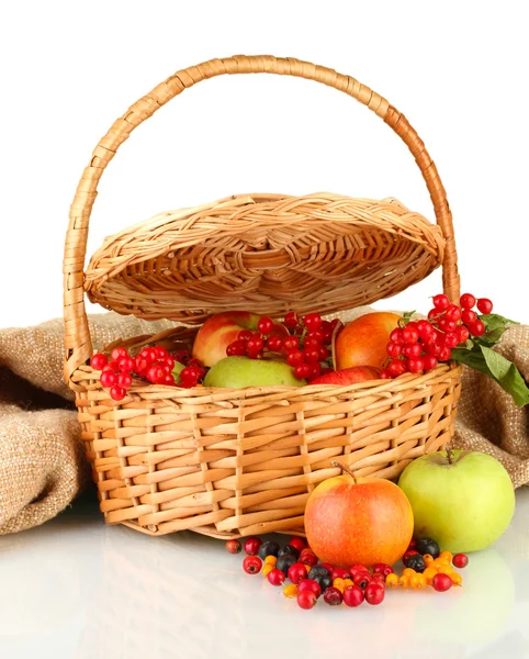 Ernte von Beeren und Früchten in einem Korb auf weißem Hintergrund Nahaufnahme — Stockfoto