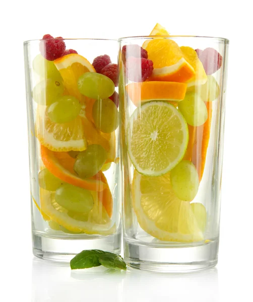 Transparent glas med citrusfrukter, isolerad på vit — Stockfoto