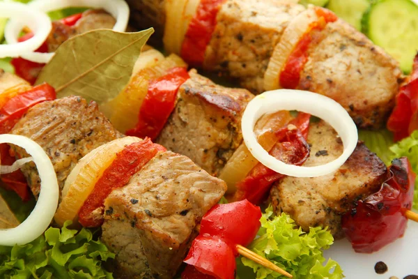 Carne grelhada saborosa e legumes em espetos, close-up — Fotografia de Stock