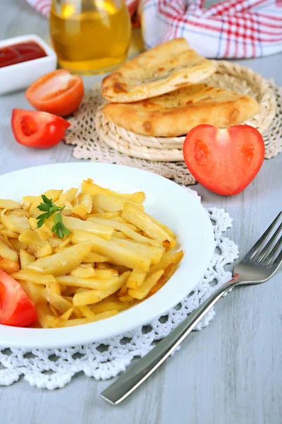 Bratkartoffeln auf Teller auf Holztisch in Großaufnahme — Stockfoto