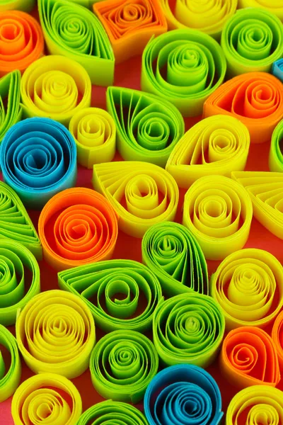 Bunte Quilling auf rosa Hintergrund Nahaufnahme — Stockfoto