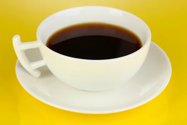 Una tazza di caffè forte su sfondo giallo — Foto Stock