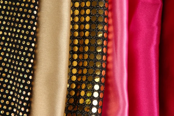 Tumpukan dari kain yang berbeda latar belakang close-up — Stok Foto