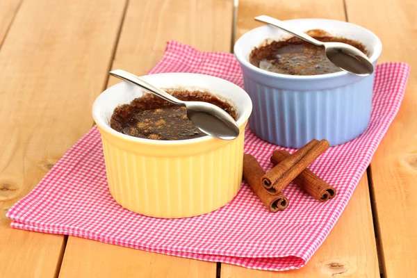 Chocolade pudding in kommen voor het bakken op houten tafel — Stockfoto