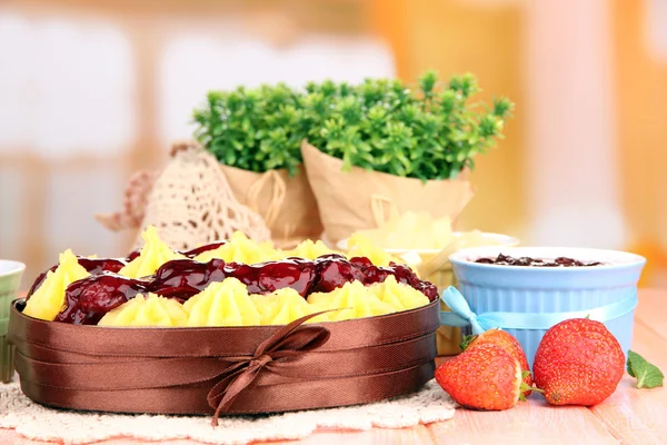 Smakelijke fruitige zelfgemaakte taart met bessen, op tafel — Stockfoto