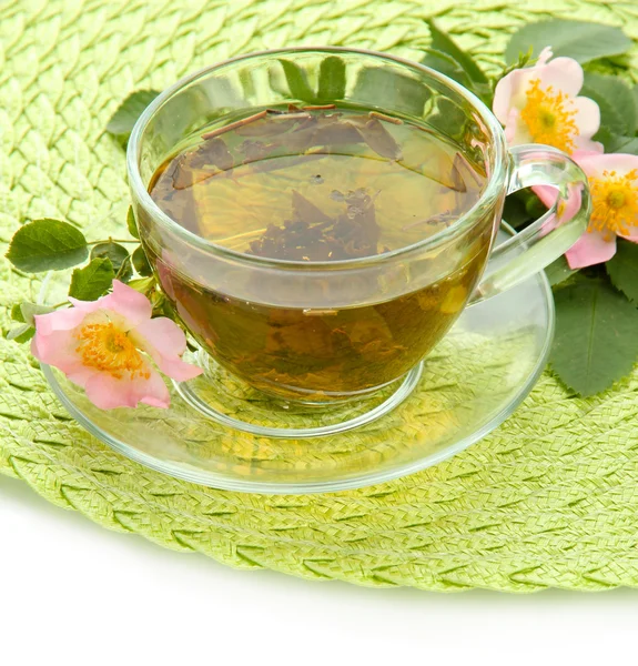Taza de té de hierbas con flores de rosa de la cadera, aislado en blanco — Foto de Stock