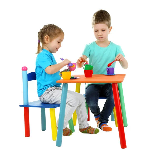 Mijn lieve kinderen, spelen met kleurrijke tafelgerei — Stockfoto