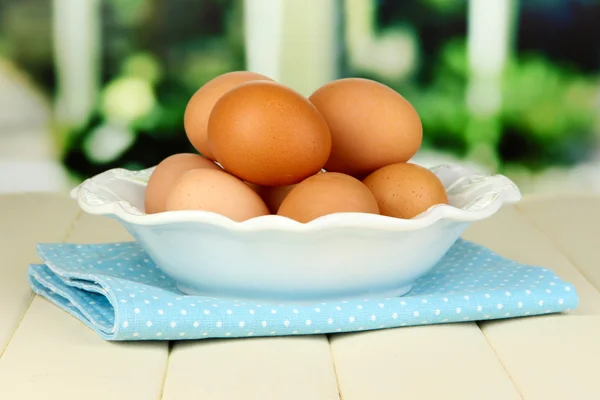 창 배경에 나무 테이블에 접시에 계란 — 스톡 사진