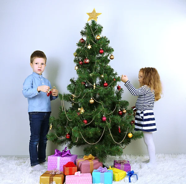 Niños decorando árbol de Navidad —  Fotos de Stock