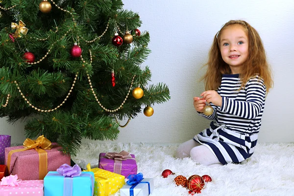 Klein meisje versieren kerstboom — Stockfoto