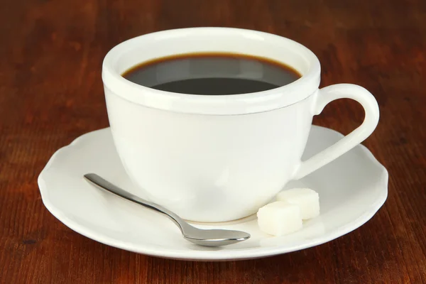 Kaffeetasse auf Holztisch in Großaufnahme — Stockfoto