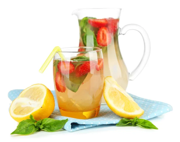 Basil limonade met aardbei, geïsoleerd op wit — Stockfoto