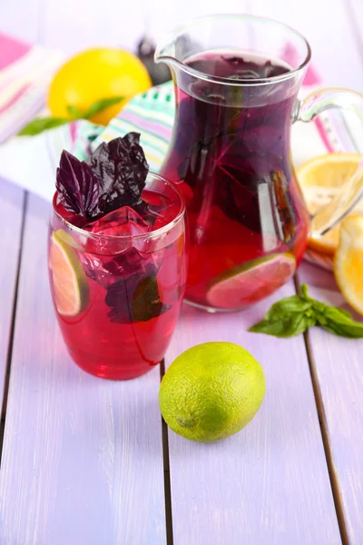 Kırmızı fesleğen limonata sürahi ve cam-ahşap zemin üzerinde — Stok fotoğraf