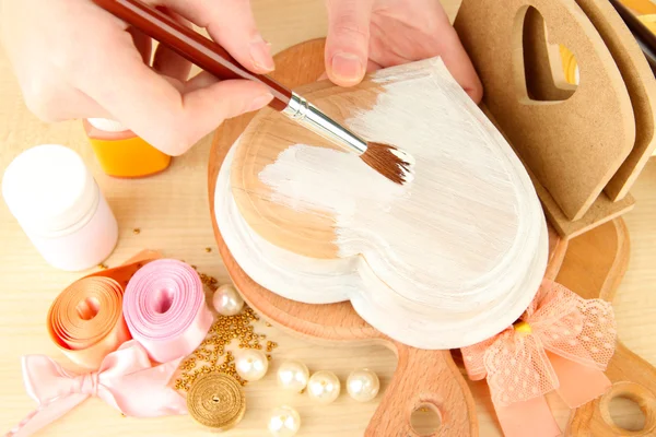 Boîte en bois faite à la main et matériaux d'art pour la décoration, sur la table — Photo