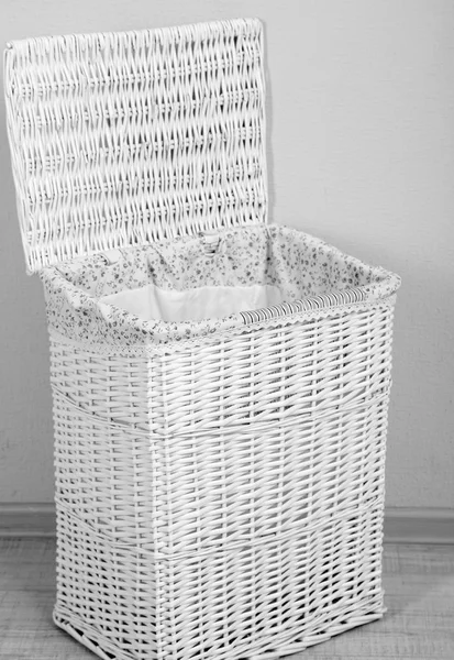 Wäschekorb auf grauem Hintergrund — Stockfoto