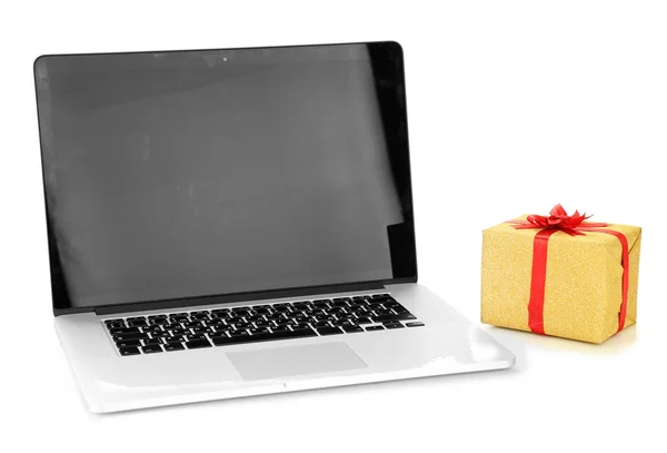 현대 노트북 및 선물 상자, 흰색 절연 — 스톡 사진