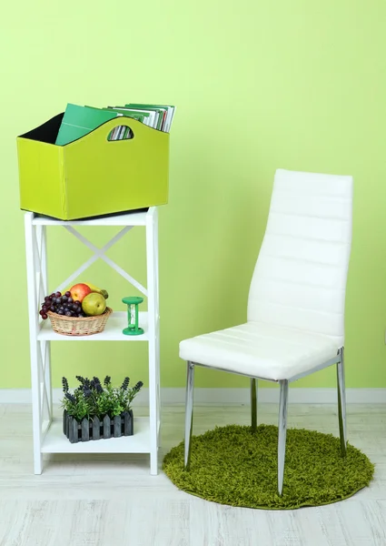 Magazines and folders in green box on shelf in room — Stock Photo, Image