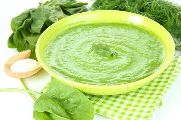 Smakelijke spinazie soep, op witte tafel — Stockfoto
