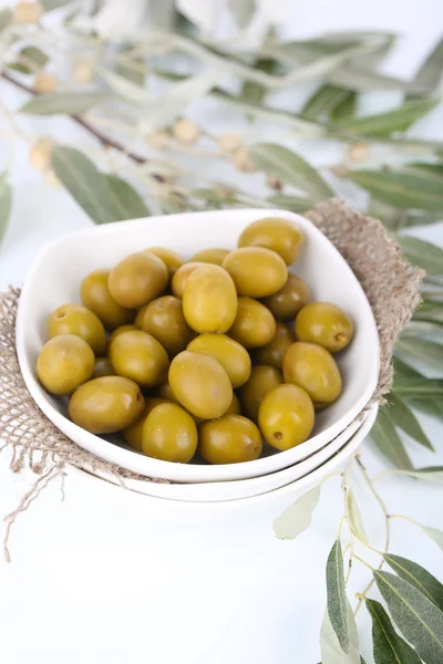 Olive in ciotola con ramo ravvicinato — Foto Stock