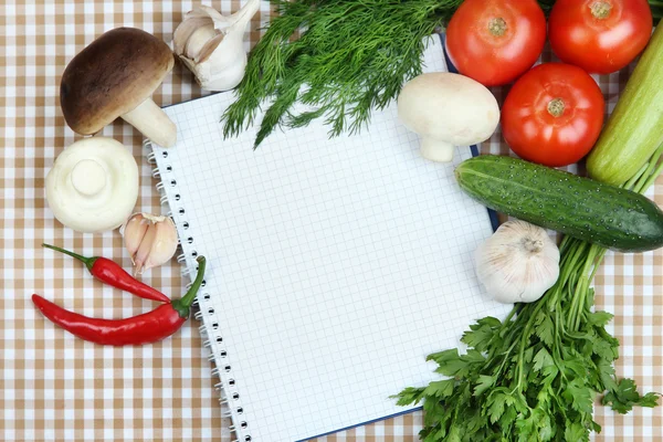 Koken concept. boodschappen met lege kookboek close-up — Stockfoto